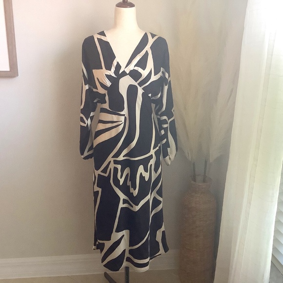 Banana Republic Dresses & Skirts - Banana Republic Bloussant-Sleeve Black and Cream Midi Dress, Size 8 NTW
